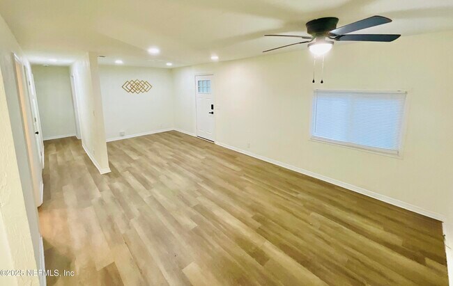 Building Photo - 18713 Charlotte Ave