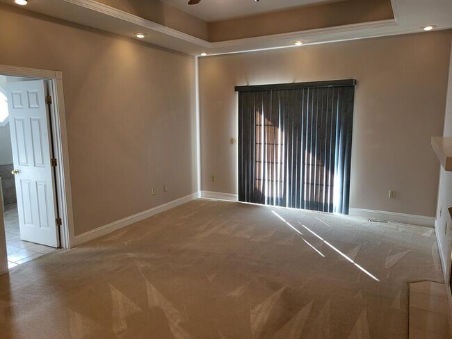 Building Photo - 245 Marengo Dr