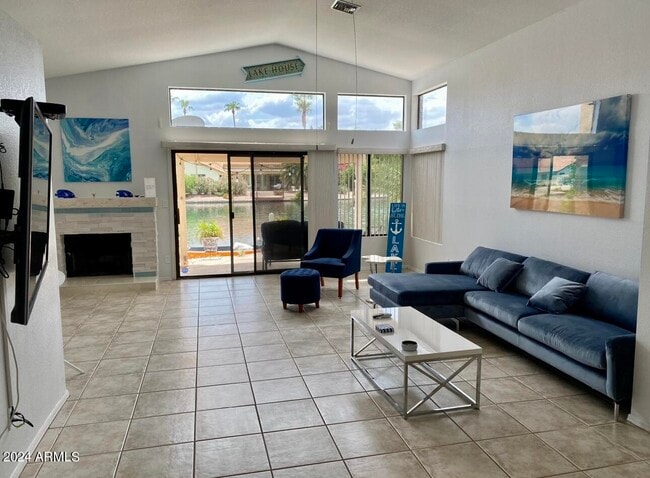 Building Photo - 11025 W Poinsettia Dr