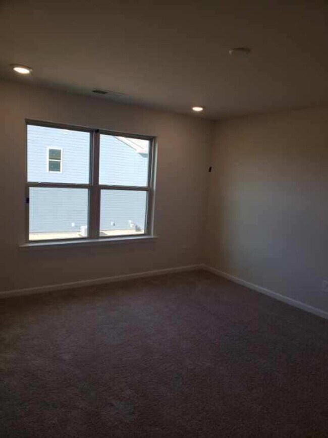 Foto del edificio - Room in 4 Bedroom Home at 1004 Maylen Trace