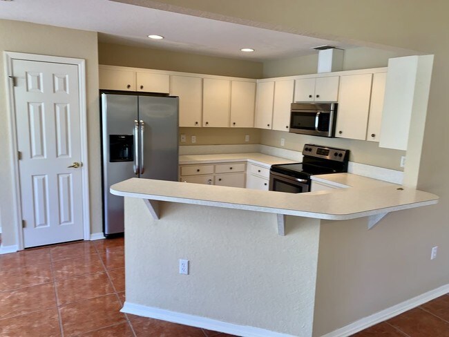 Building Photo - Lovely 4/2 with covered lanai & large yard