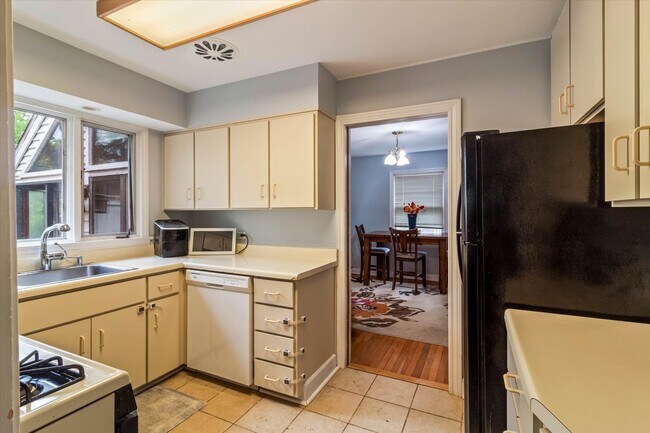 Building Photo - 745 Greenview Pl