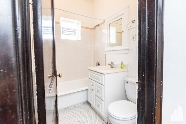 Foto del edificio - 1005 N Hoyne Ave