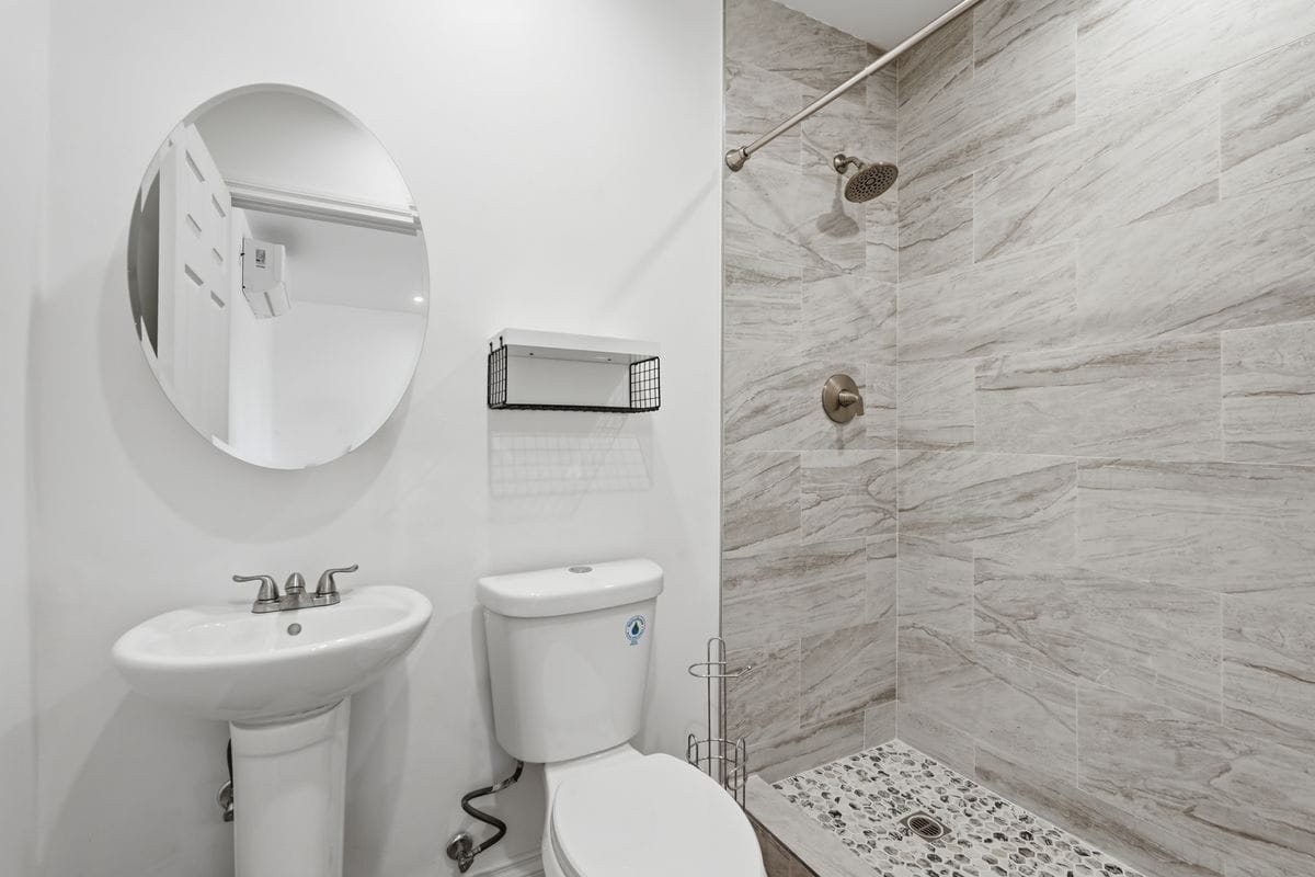 Foto del edificio - 8155 Genesta Ave