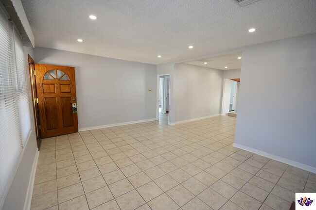 Foto del edificio - 1925 N Pass Ave