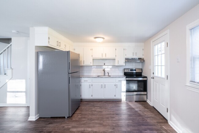 Building Photo - 8 Elm Hill Dr