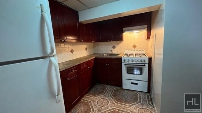 Foto del edificio - LARGE 1 BEDROOM  BASEMENT WITH WINDOWS  EA...