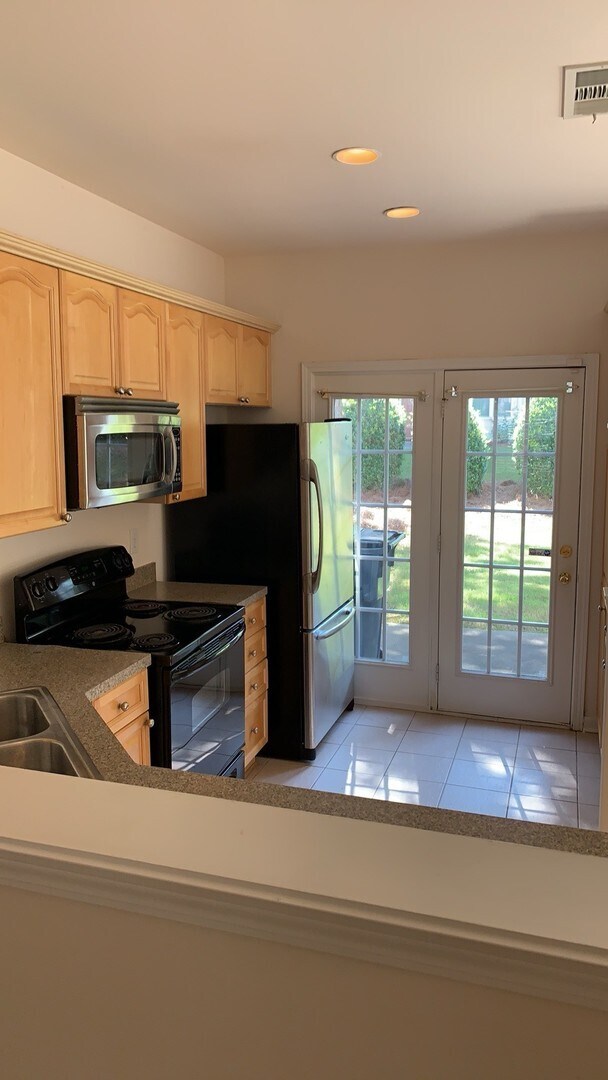 Building Photo - 2415 Suwanee Pointe Dr