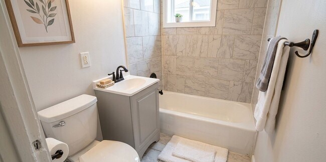 Foto del edificio - CHARMING SINGLE-FAMILY HOME IN GARY – AVAILABLE NOW!