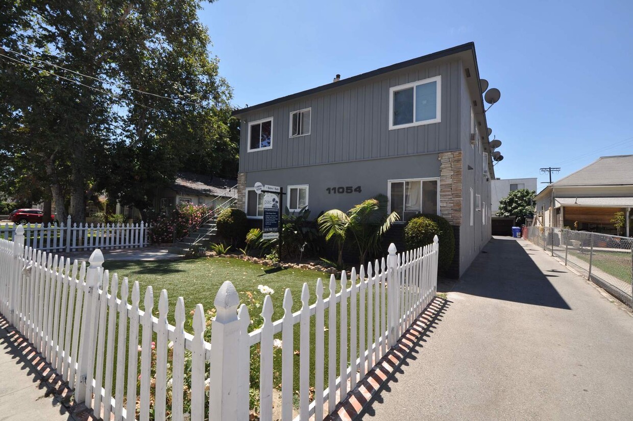 Primary Photo - 11054 Otsego St