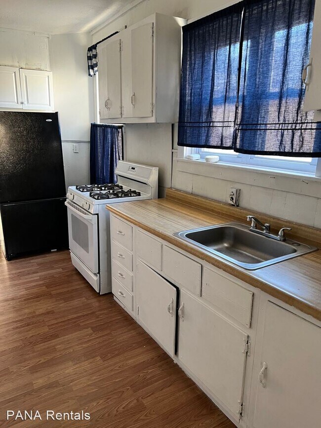 Building Photo - 4 br, 1 bath House - 915 Spruce Street