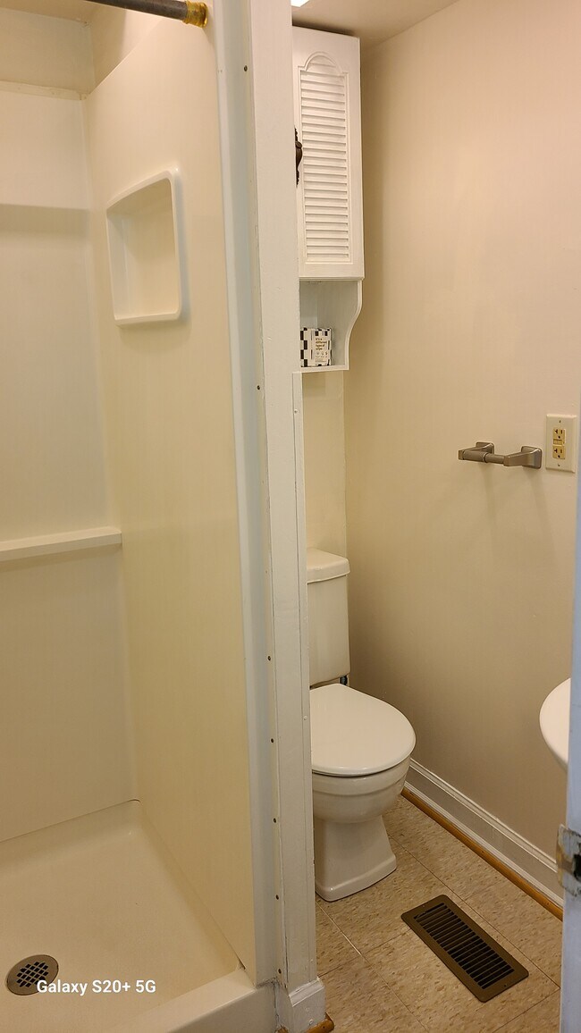 Bathroom - 1408 Monroe St