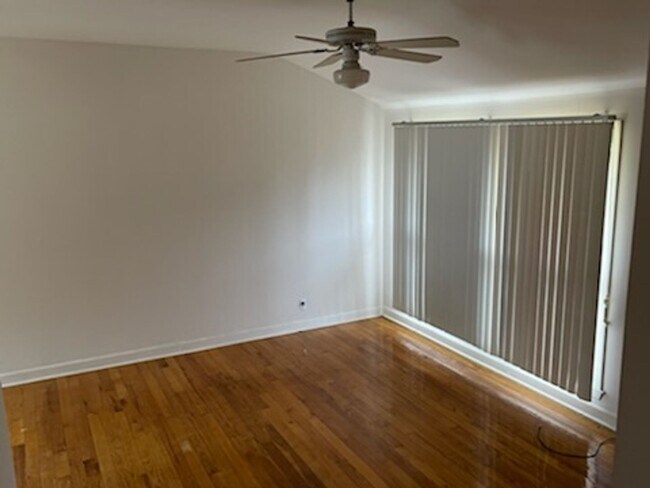 Photo - 2 bedroom 1 bath close to freeways and sho... House