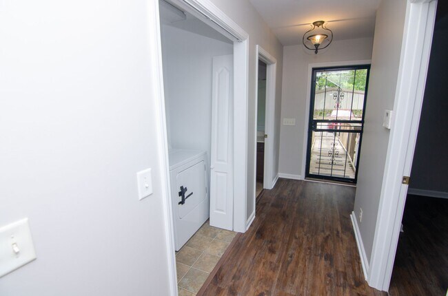 Building Photo - 2211 Pennington Bend Rd