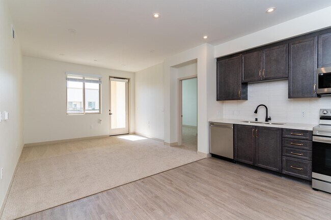 Foto del edificio - 15101 Brookhurst St