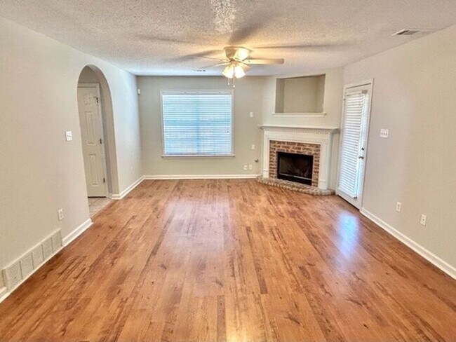 Building Photo - 4 Bedroom 2.5 Bath In Cordova Available Now!