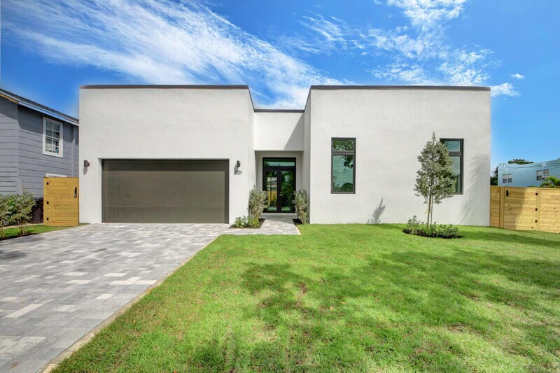 Photo - 901 Upland Road