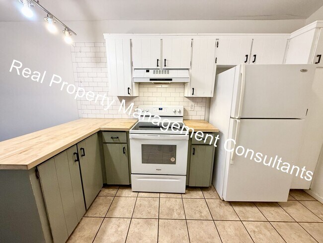 Building Photo - Spacious 5-Bedroom Townhome