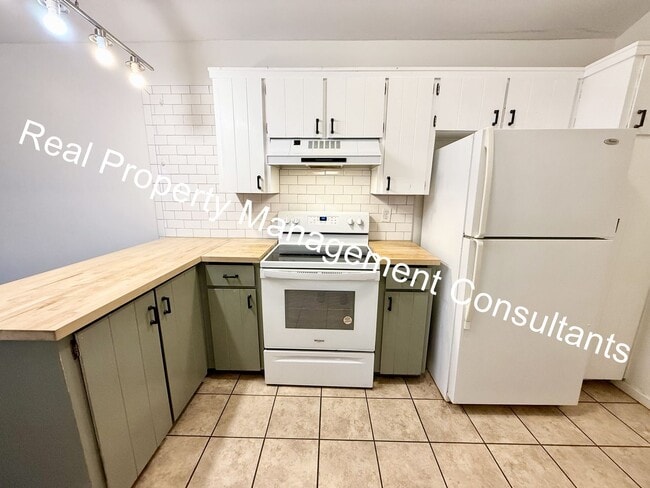 Foto del edificio - Spacious 5-Bedroom Townhome