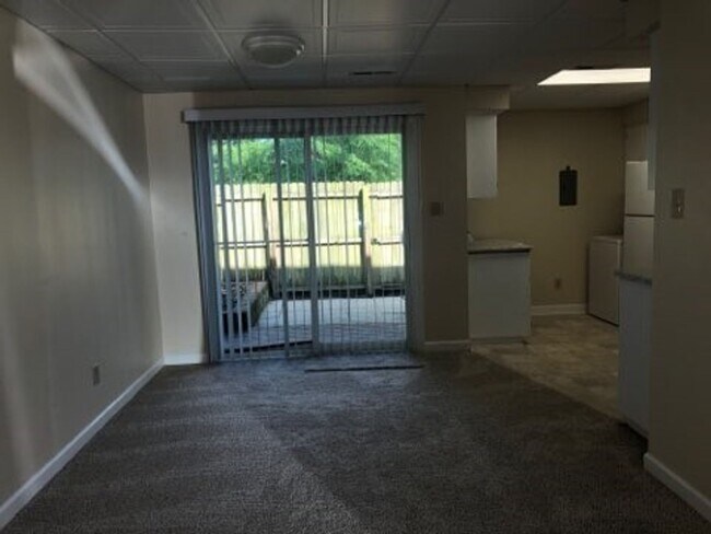 Building Photo - B-1 Kingswood Villas - Gorgeous townhome a...