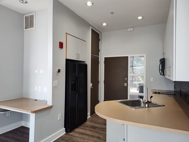 Building Photo - Modern condo located in the Silo Urban Lof...