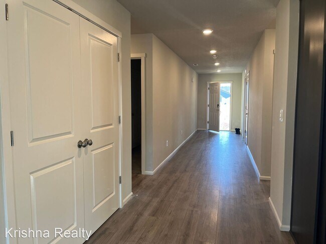 Foto del edificio - 4 br, 2 bath House - 423 Killian Spring Dr,