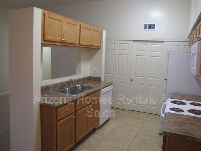 Building Photo - 623 S Kacee Ave