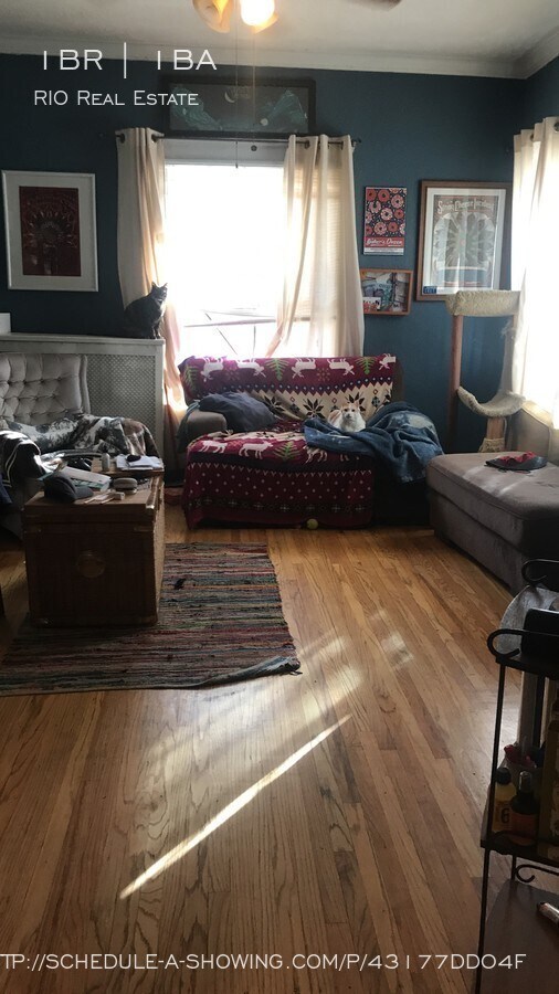 Foto del edificio - Huge, Spacious 1 Bedroom in Vintage Building!