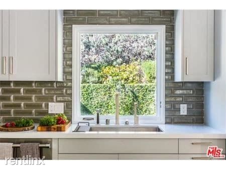 Building Photo - 1523 N Doheny Dr