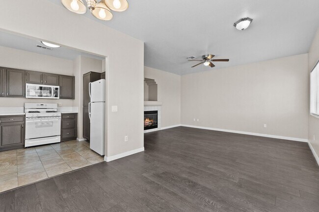 Building Photo - Gorgeous 2 Bedroom Townhome with attached ...