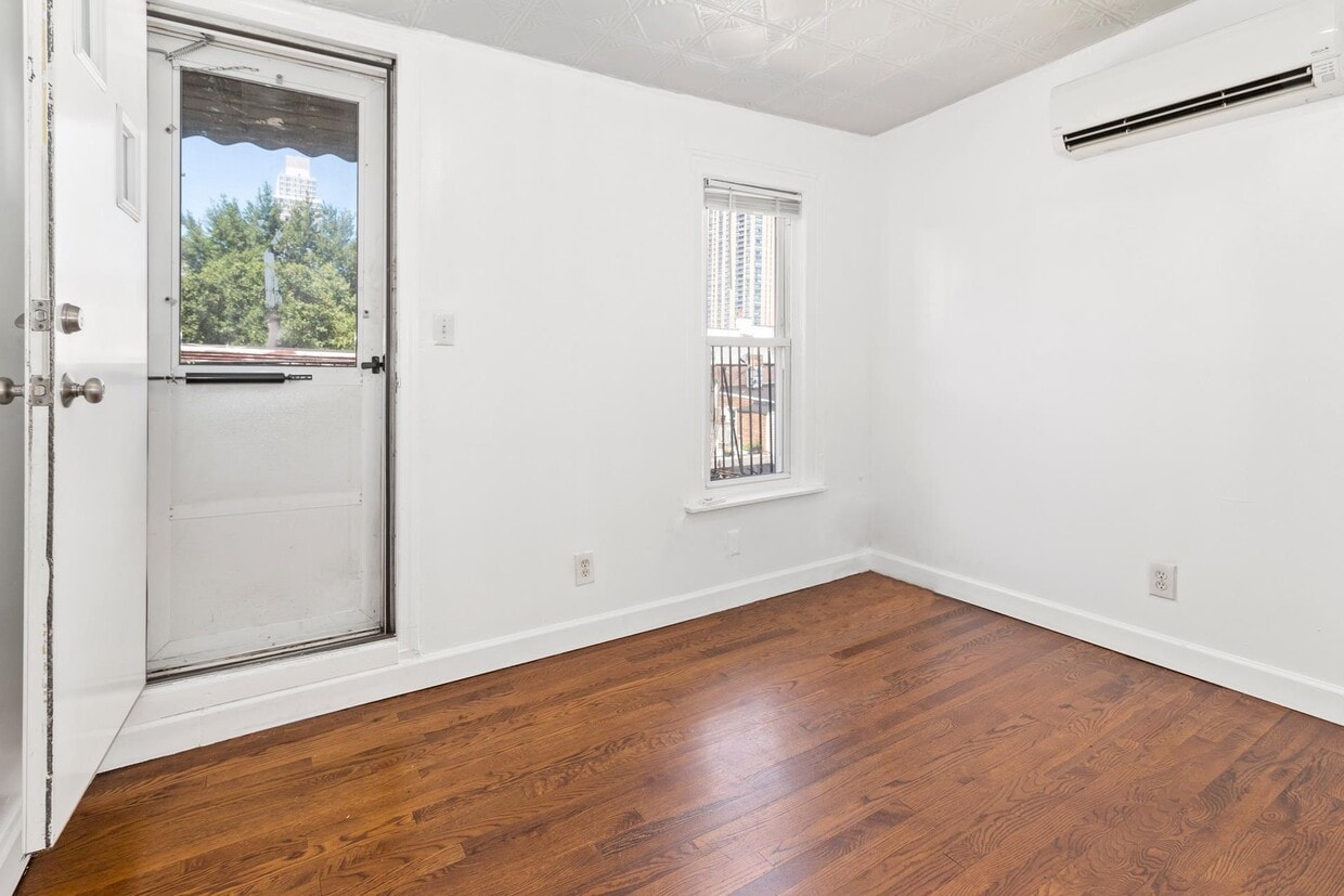 5012 Vernon Blvd Unit 2, Queens, NY 11101 Room for Rent in Queens