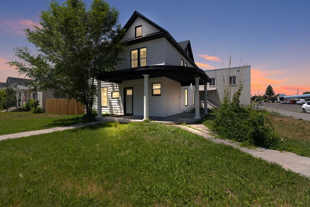 Foto principal - 5 Bed 2 Bath MODERN HERITAGE HOME