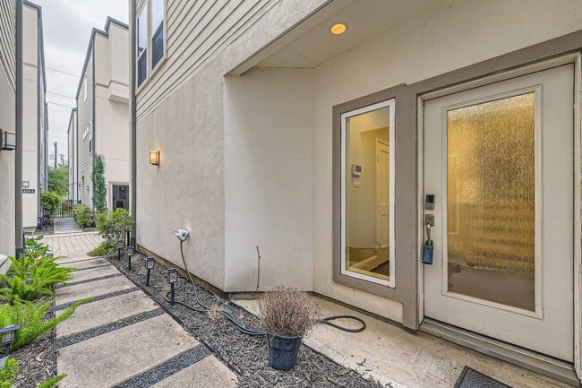 Building Photo - 407 N Nagle St