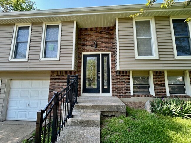 Building Photo - Welcome Home to This Beautifully Maintaine...