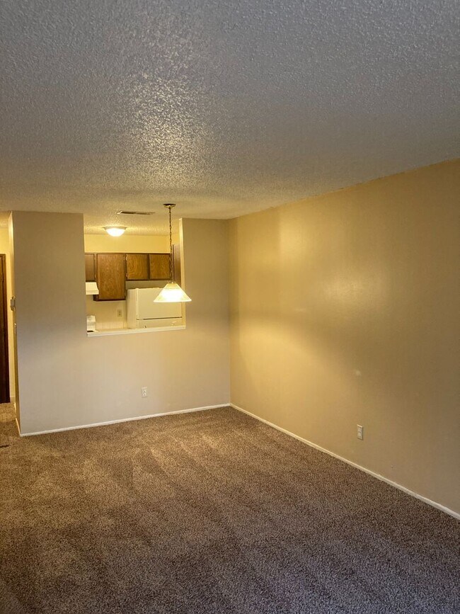 Foto del edificio - 1 bed 1 bath condo with seasonal outdoor pool available now!!