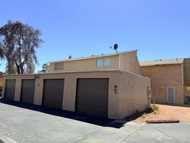 Foto del edificio - 5165 Gray Ln
