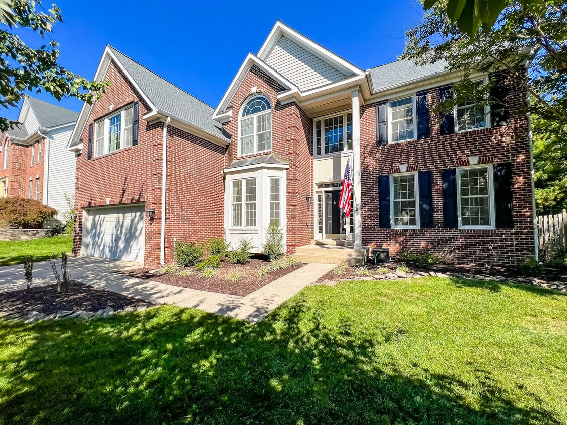 Primary Photo - Lavish 5 Bed 3.5 bath Brick Single Family ...