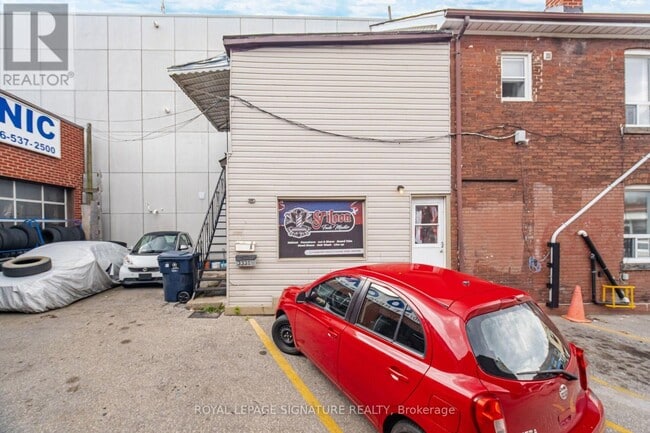 Building Photo - 3331 Dundas St W