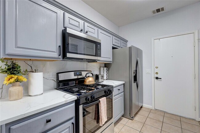 Foto del edificio - 7510 Lazy Creek Dr