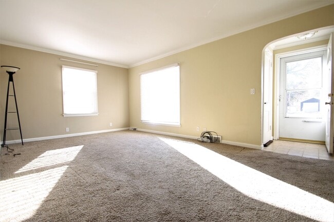 Building Photo - 3 Bedroom / 2 Bath Home!