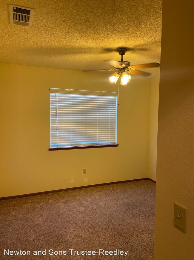 Building Photo - 3 br, 2 bath House - 387 E. Sycamore Avenue