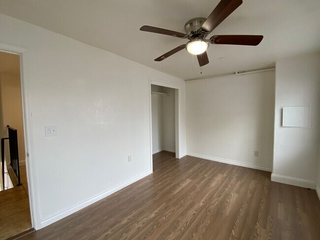 Foto del edificio - Large Two Bed, One Bath Upstairs Apartment