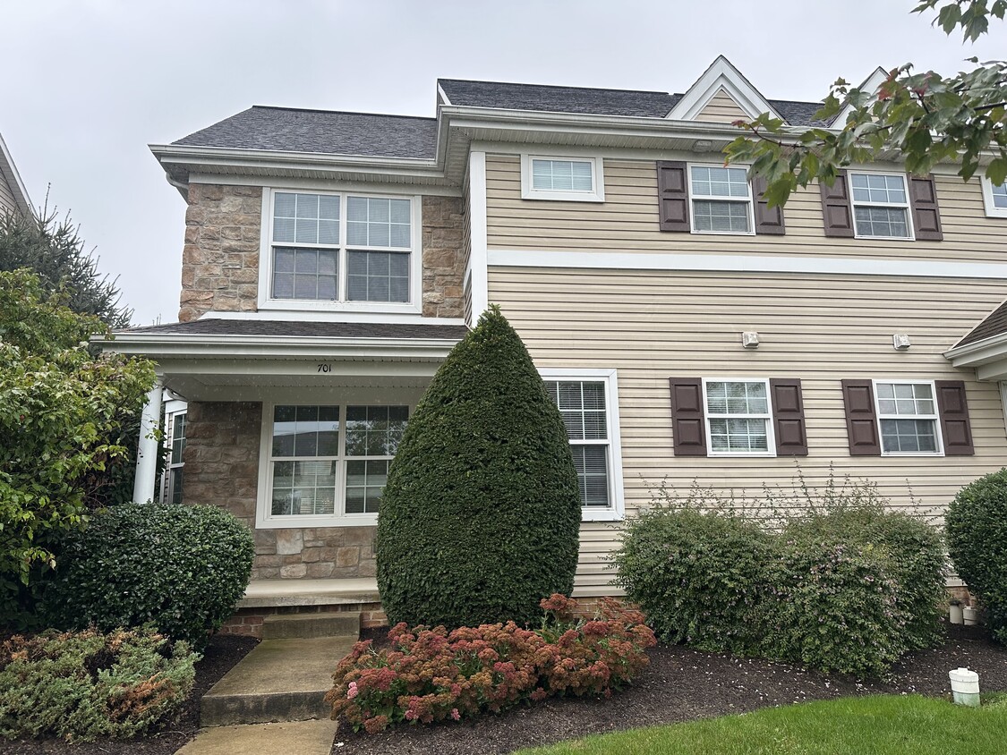 Building Photo - 701 Brentwood Dr