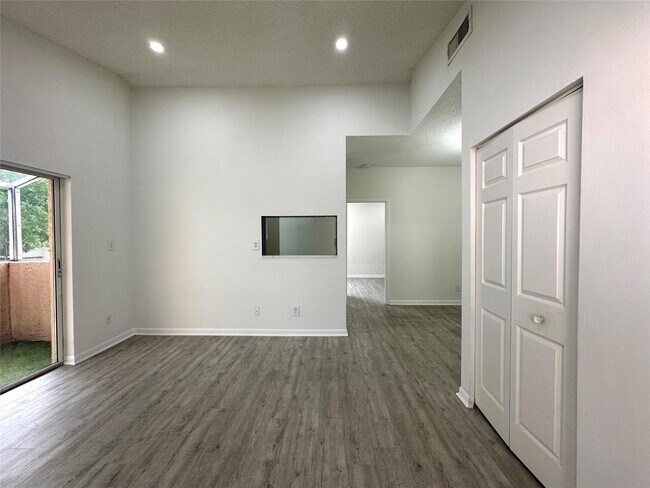 Foto del edificio - 641 Cypress Lake Blvd