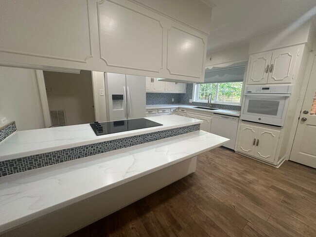 Foto del edificio - Gorgeous 3 Bedroom South Highland Home wit...