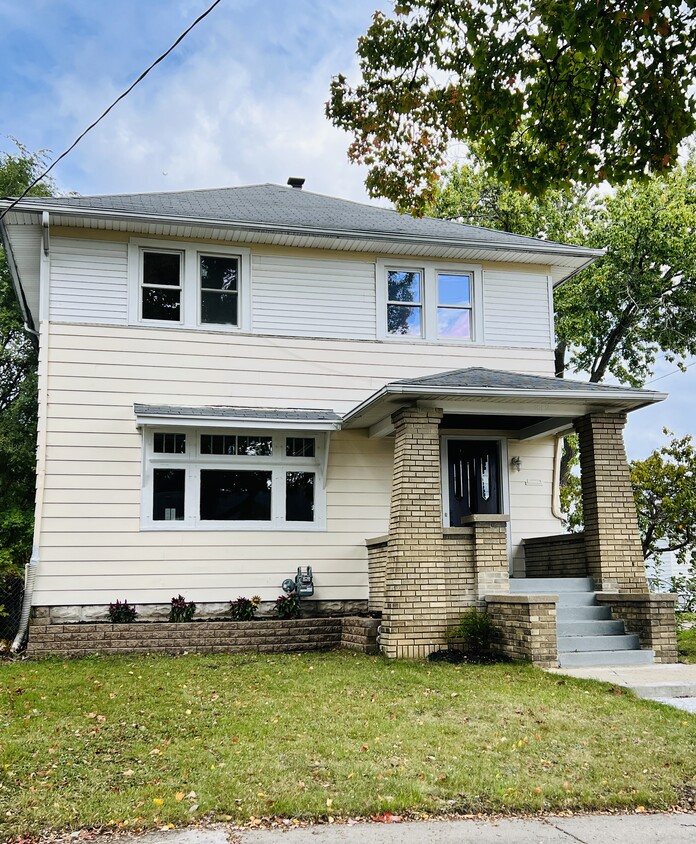 813 ster St NW, Grand Rapids, MI 49504 House Rental in Grand