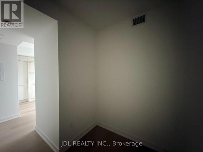 Building Photo - 448 Burnhamthorpe Rd W