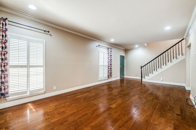 Foto del edificio - 3-BEDROOM TOWNHOME IN DIJON NORTH, ALAMO HEIGHTS