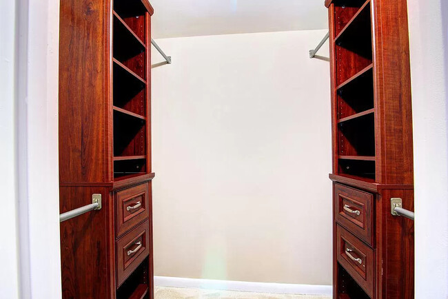 Master Closet - 11627 Stoneview Sq