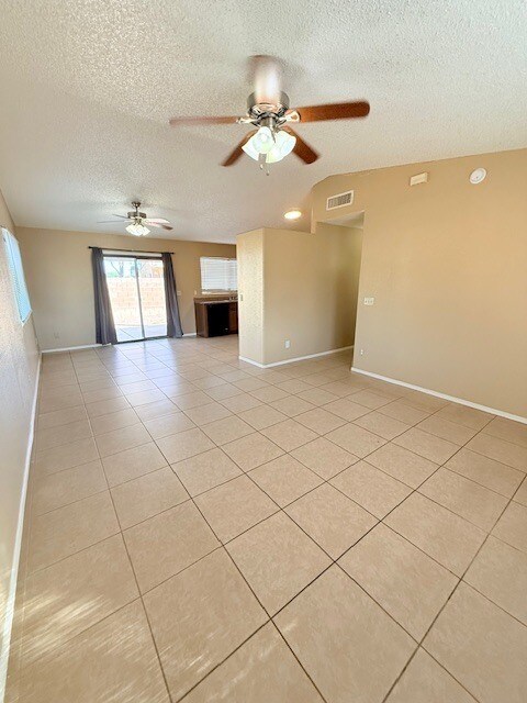 Foto del edificio - HOUSE FOR RENT